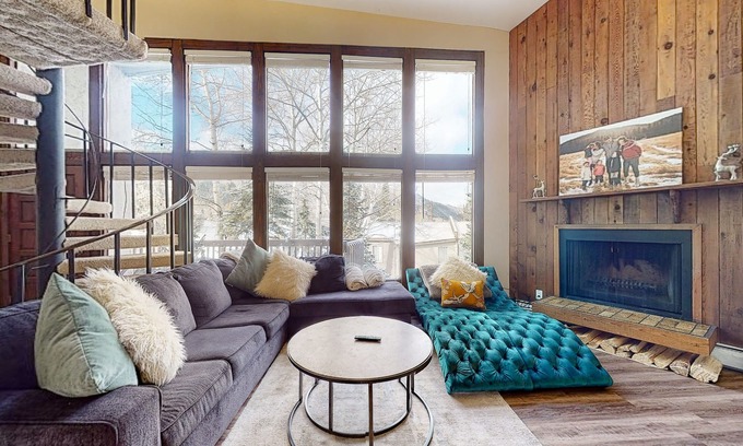 Eagle-Vail Condo | Mountain-view condo with washer/dryer, fireplace, patio & golf nearby
