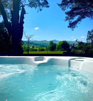 Llanhamlach Ski Chalet | Mountain View Cottage, Hot Tub , Stunning Views