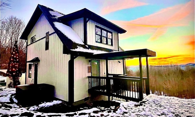Zionville Cottage | Mountain View Cottage, Hottub, Private pool, Jacuzzi