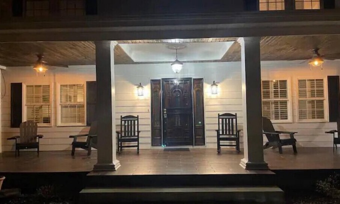 Pikeville House | Mountain view country home