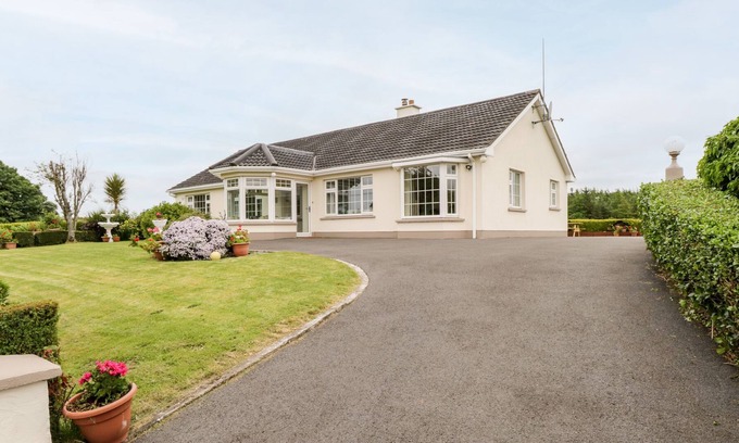 Fivemilebourne House | MOUNTAIN VIEW, family friendly in Cliffoney, County Sligo