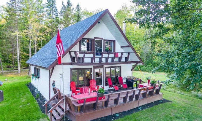 L'Isle-aux-Allumettes Ski Chalet | Mountain View Family Chalet & Beach n