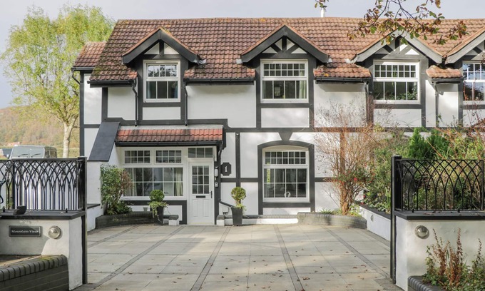 Henryd Cottage | MOUNTAIN VIEW, family friendly, with open fire in Conwy