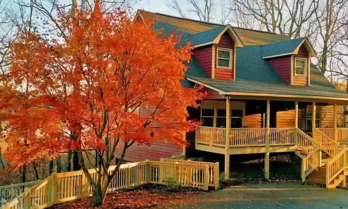 Talking Rock Cabin | Mountain View, hot-tub, & 2 king beds! Close to many wineries!