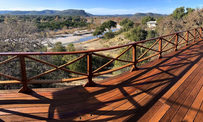 Barksdale House | Mountain View Lodge and 23-Acre Ranch