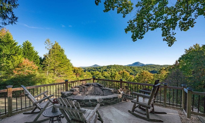 Helen Cabin | Mountain View Lodge Helen! Minutes from Downtown!