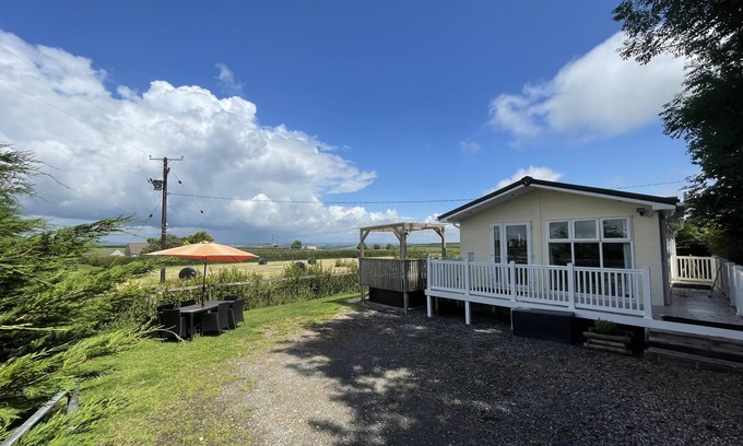 Whitland Cottage | MOUNTAIN VIEW LODGE, pet friendly, with hot tub in Whitland
