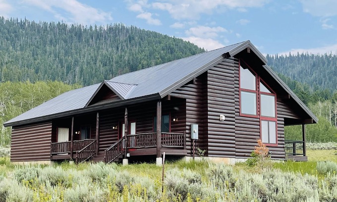 Island Park Cabin | Mountain View Lodge 10 min to YNP+WiFi+Hot Tub+AC