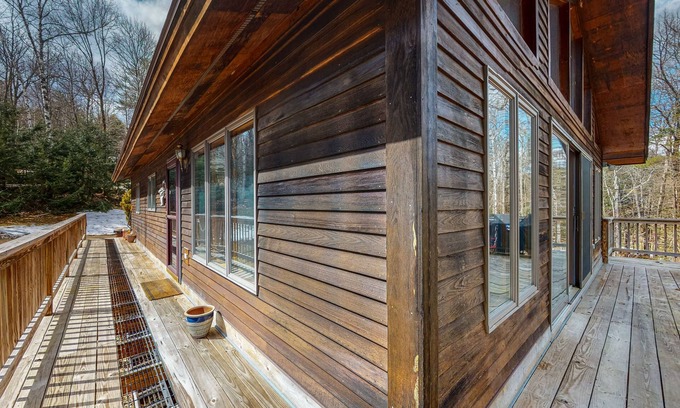 Cavendish House | Mountain-view lodge with deck, fireplace, pool table, W/D & fast WiFi