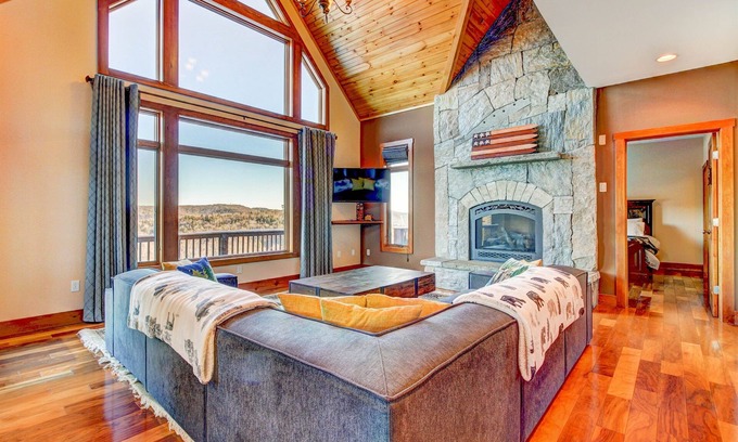 Ludlow House | Mountain View Manor - Expansive Views, Hot Tub, Hiking & Nearby Lakes!