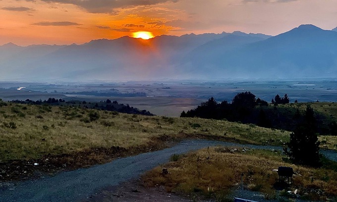 Emigrant House | Mountain View Mins from Chico Hot Springs, Sage Resort, and 30 mins Yellowstone
