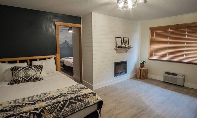 Tetonia Cabin | Mountain View Mural Double suite