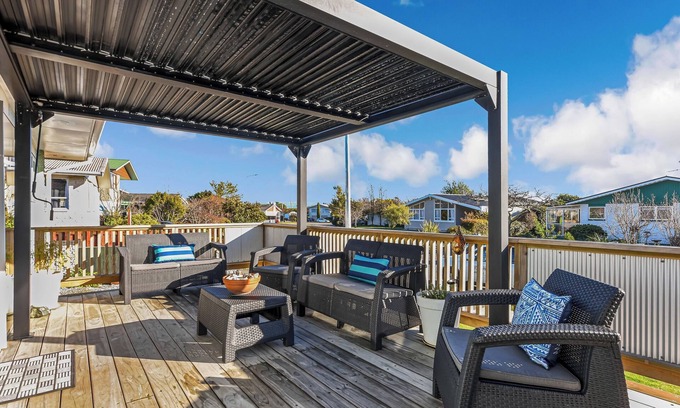 Stoke House | Mountain View - Nelson Holiday Home