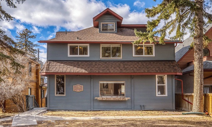 Banff House | Mountain View Retreat in the heart of Banff - Massive House Sleeps 23