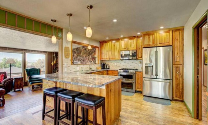 Nampa House | Mountain View Retreat in Nampa! Million dollar views from the panoramic windows, 6 bedrooms! Sleeps 14! Have your wedding or family reunion or retreat here on our hillside