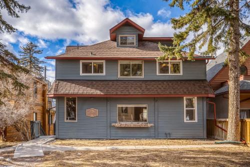 Banff House | Mountain View Retreat in the heart of Banff - Massive House Sleeps 23