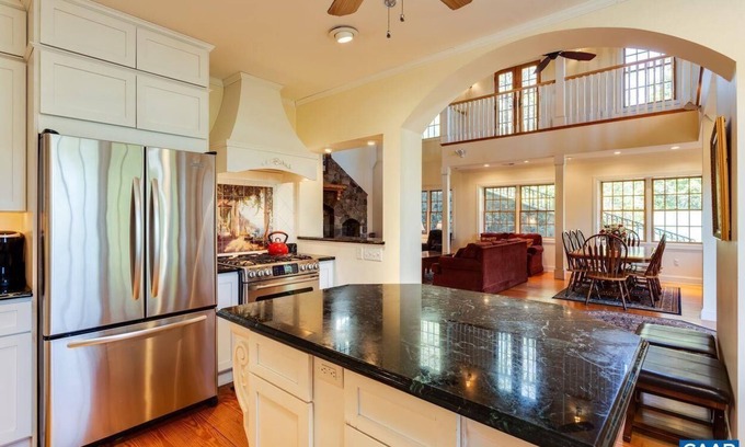 Hood House | Mountain View Retreat