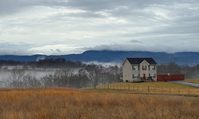 Greene County House | Mountain View set on 2+ acres near Greeneville TN