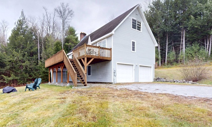 Springfield House | Mountain view home with deck, wood fireplace, washer/dryer, and high-speed WiFi