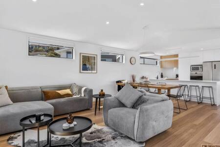 Bellerive House | Mountain View Villa-close to shops-10min to CBD