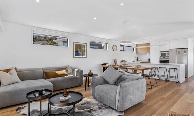 Bellerive House | "Mountain View Villa" Newly Built - 10 min to CBD.