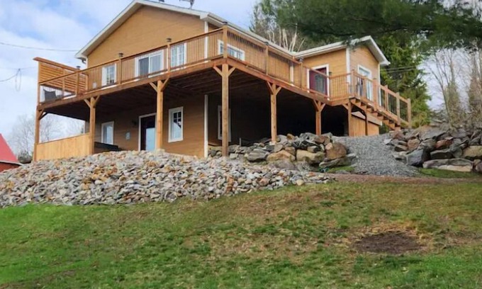 Papineau Regional County Municipality House | Mountain View with a HotTub, 7 mins-LacSimon