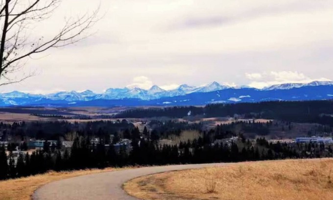 Cochrane House | Mountain views Family Home 4BDR NEAR BANFF! Ski fun