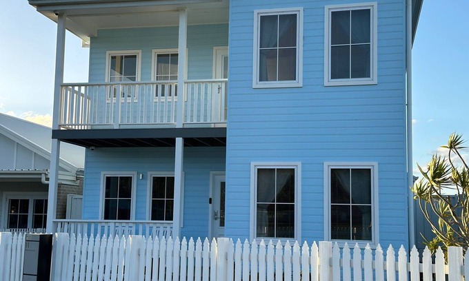 Tullimbar Bed & Breakfast | Mountain Views - Front Verandah - Footpath entrance - No traffic - Ground Floor
