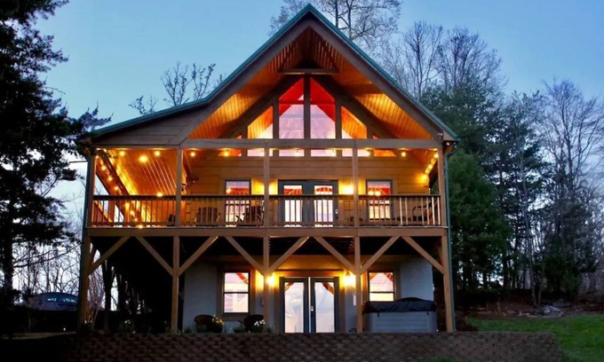 Traphill Cabin | Mountain Views/Golf/Hot Tub/Cozy Cabin!