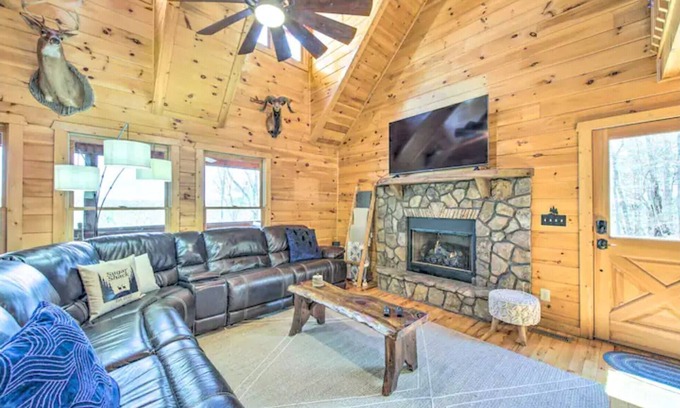 Mineral Bluff Cabin | Mountain views, hot tub, pet friendly