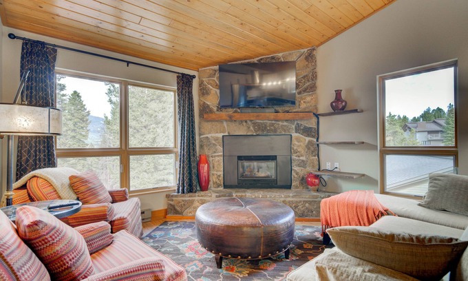 Big Sky Condo | MOUNTAIN VIEWS, HOT TUB, POOL, SAUNA! Cozy fireplace, minutes from the slopes!