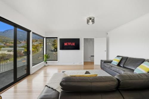 Lenah Valley House | Mountain Views in a Quiet Neighbourhood also Close to CBD