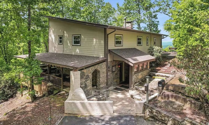 Pisgah Forest House | Mountain views, pickleball, hot tub, guest cottage, fire pits w/free Biltmore pass