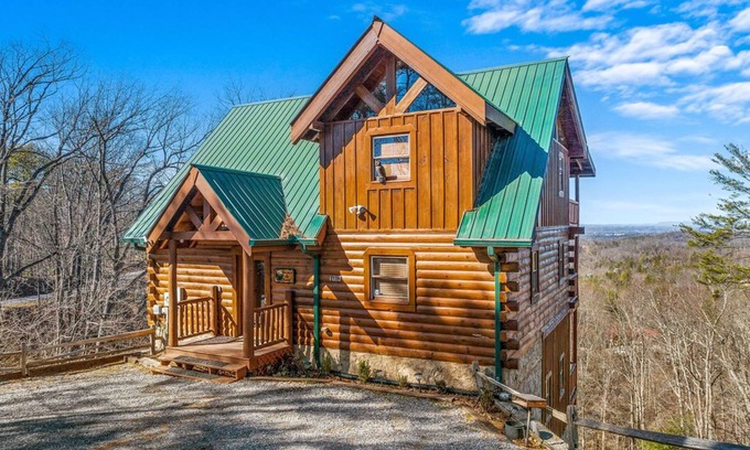Gatlinburg - Pigeon Forge Cabin | Mountain Views/ Secluded 3 King Bed Master Suites/Pet friendly w/fee