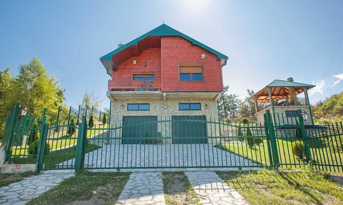 Mojkovac Villa | Mountain Villa Goldilocks with Interior Pool