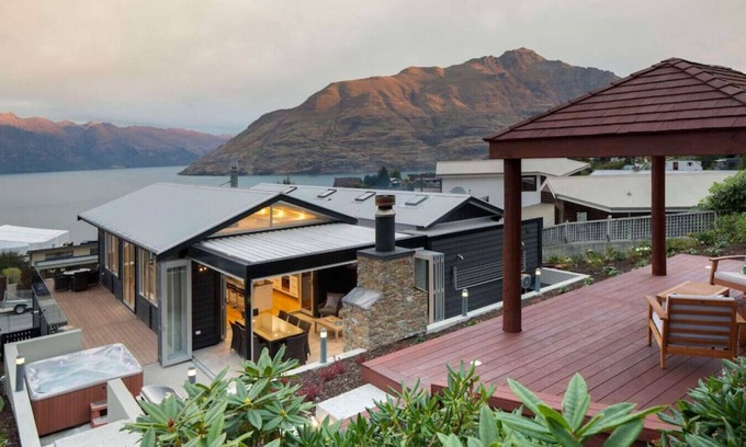 Fernhill House | Mountain Vista | Fantastic 4 Bedroom Property with Spa pool