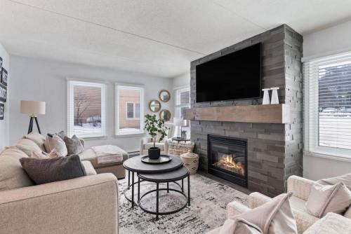 The Blue Mountains House | Mountain Walk Chalet Across From Blue Mtn Village