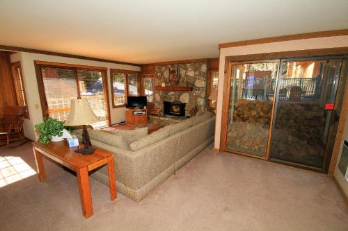 Mammoth Lakes House | Mountainback #60, Corner Unit