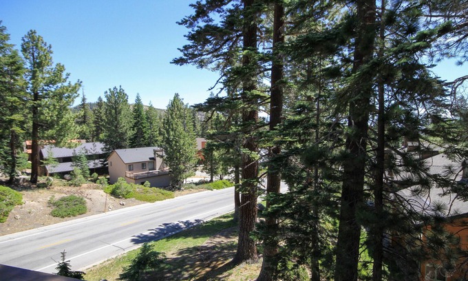 Mammoth Lakes Condo | Mountainback #85, Loft, Den