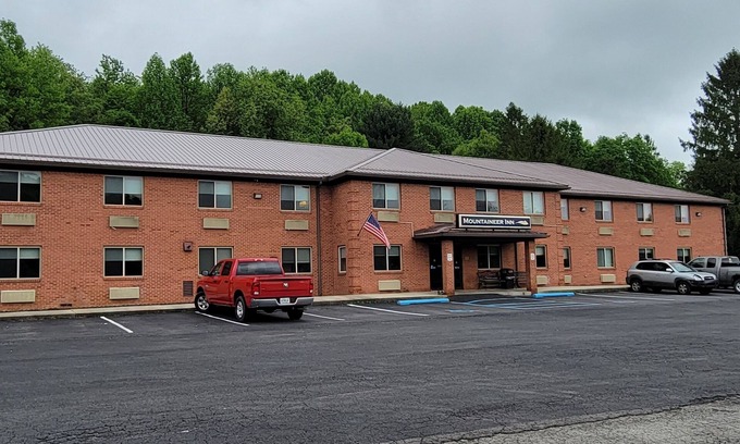 Philippi Hotel | Mountaineer Inn
