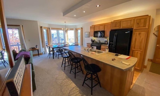 North Troy Condo | Mountains, golf, hikes, tram and waterpark!