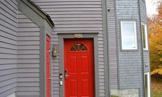 North Troy Condo | Mountains, golf, hikes, tram, waterpark and HOT TUB!