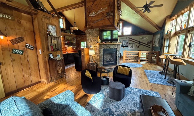 Jackson House | Mountainside Bliss on Black! Hike, Ski, Dine, Music just outside door!