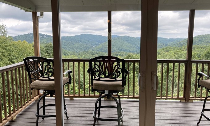 Blowing Rock Cottage | Mountainside Cottage! Great Views, Close to Appalachian Ski Mtn, Free WiFi!