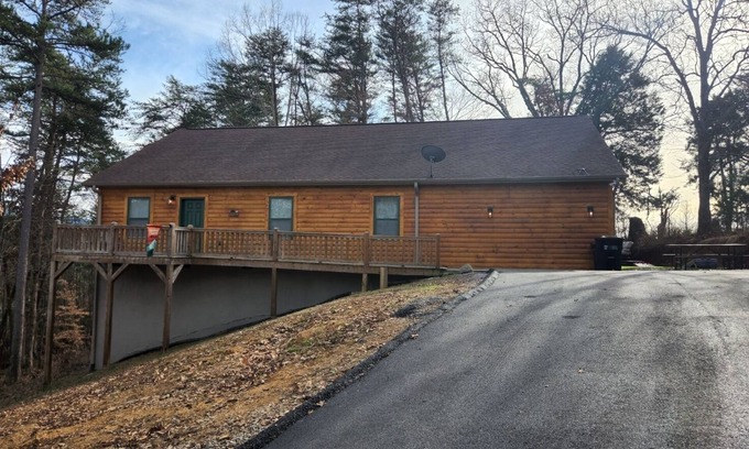 Sevierville Cabin | Mountainside Hideaway Cabin 20min to Dollywood+King Beds+Large Game Room+HotTub!