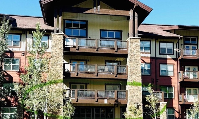 Silvercreek Condo | Mountainside SKI-IN/SKI-OUT Newly updated 3 BR Condo 3 full bath, pool, hot tub
