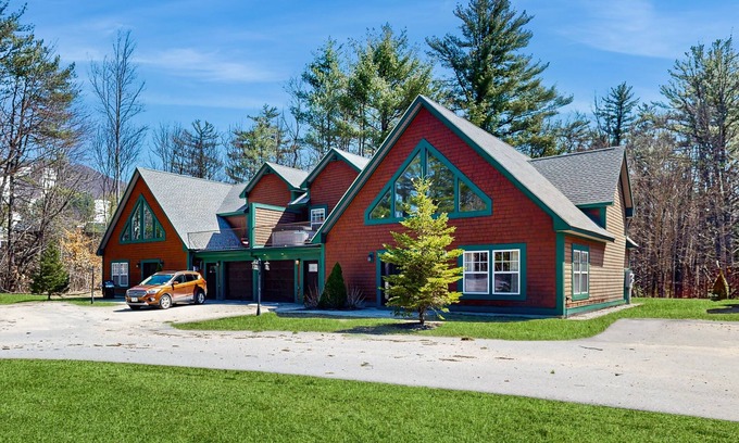 Cranmore Birches House | Mountainside townhome w/hot tub: walk to lift & downtown