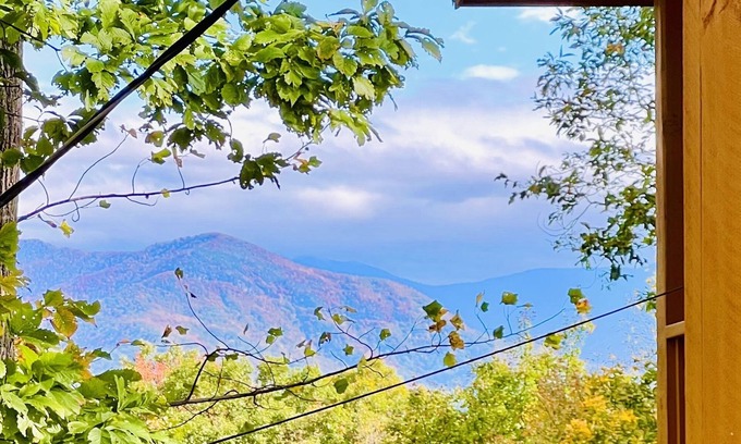 Gatlinburg - Pigeon Forge Cabin | MountainView Cutest Bear Cabin in Gatlinburg Cozy Close to Town Hot Tub Romantic