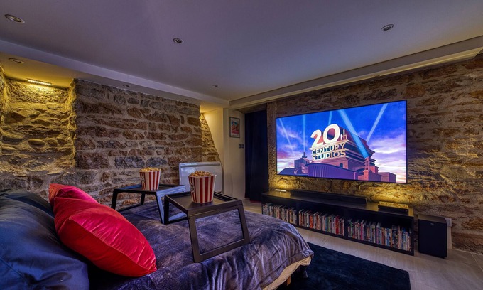 Griffon - Royale Apartment | Movie Room – Immersion unique et atmosphère cosy assurée