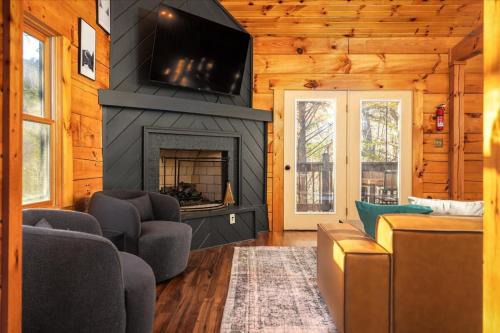 Massanutten House | Movie Theater Arcade Hot Tub Grill Views